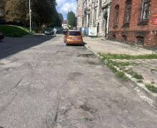 Очевидец: автомобиль калининградки провалился колесом в яму на улице Сергея Тюленина, 19