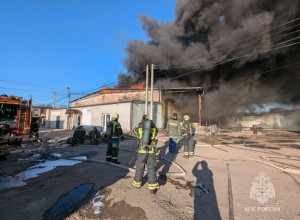 На улице Камской в Калининграде произошел пожар на складских помещениях