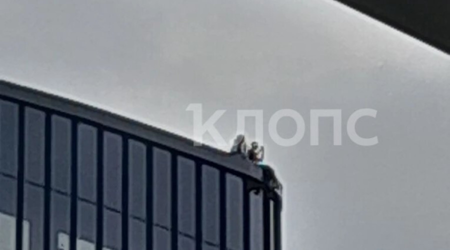 Жители Калининграда заметили подростков на крыше недостроенной высотки на Московском проспекте