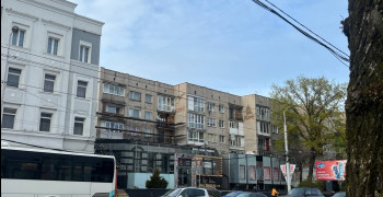 В Калининграде начался ремонт дома 1969 года на проспекте Мира
