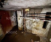 В Калининграде квартира на Минской заполнена мусором до потолка, жильцы дома остались без горячей воды