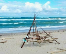 На Куршской косе туристы разбирают защитные укрепления для строительства шалашей