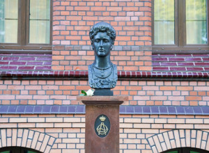 В Гусеве открыли бюсты Николая II и императрицы Александры Фёдоровны