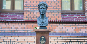 В Гусеве открыли бюсты Николая II и императрицы Александры Фёдоровны