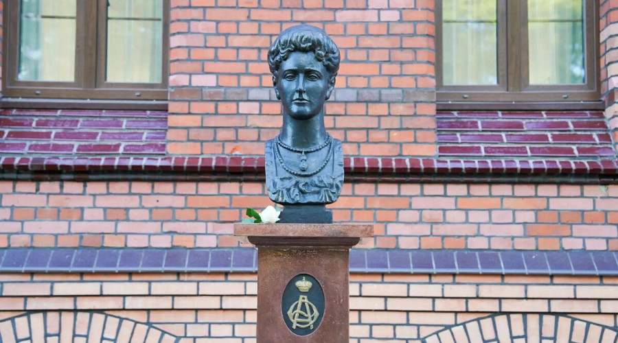В Гусеве открыли бюсты Николая II и императрицы Александры Фёдоровны