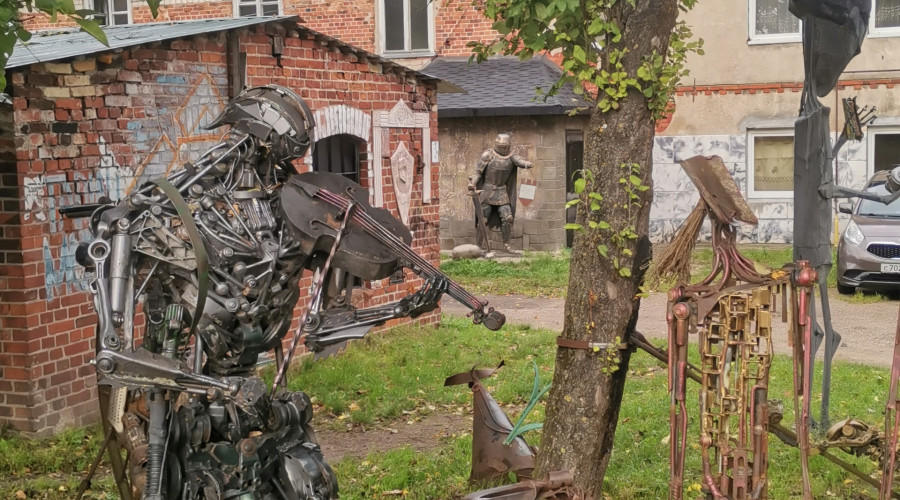 Янтарная Заря, легла в озера славы