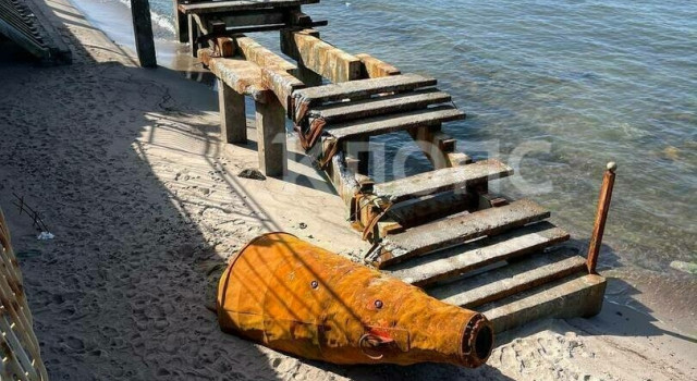 На пляже в Пионерском обнаружен неопознанный оранжевый объект