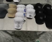 В аэропорту Храброво у пассажира изъяли 84 кепки с логотипами известных брендов