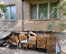 В Калининграде квартира на Минской заполнена мусором до потолка, жильцы дома остались без горячей воды
