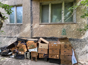 В Калининграде квартира на Минской заполнена мусором до потолка, жильцы дома остались без горячей воды