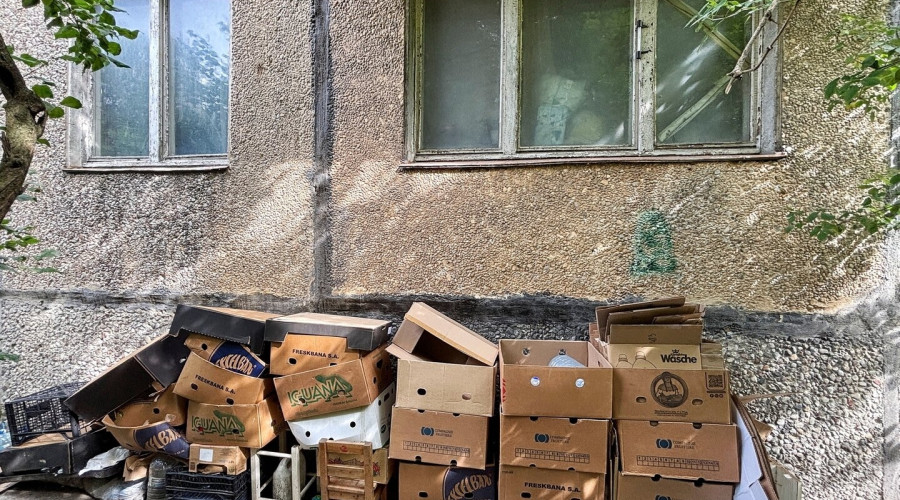 В Калининграде квартира на Минской заполнена мусором до потолка, жильцы дома остались без горячей воды