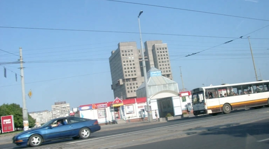 Дом Советов в 2002 году: воспоминания о недостроенном символе эпохи