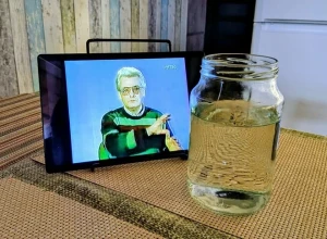 Больше 30 лет на «заряженной» воде: калининградец хранит видеозапись сеанса Алана Чумака