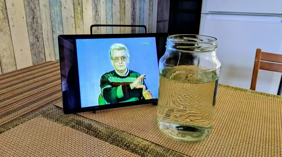 Больше 30 лет на «заряженной» воде: калининградец хранит видеозапись сеанса Алана Чумака