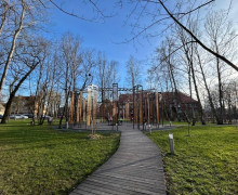 В сквере «Вектор» в Зеленоградске сломаны недавно отремонтированные лавочки-качели