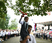 День знаний в приграничном Мамоново: школа-ровесница региона встретила первоклассников
