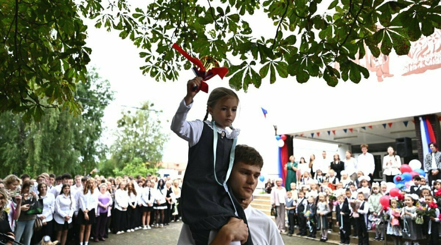День знаний в приграничном Мамоново: школа-ровесница региона встретила первоклассников
