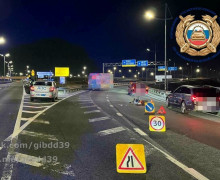 На Приморском кольце водитель электровелосипеда столкнулся с грузовиком при перестроении