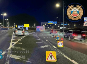 На Приморском кольце водитель электровелосипеда столкнулся с грузовиком при перестроении