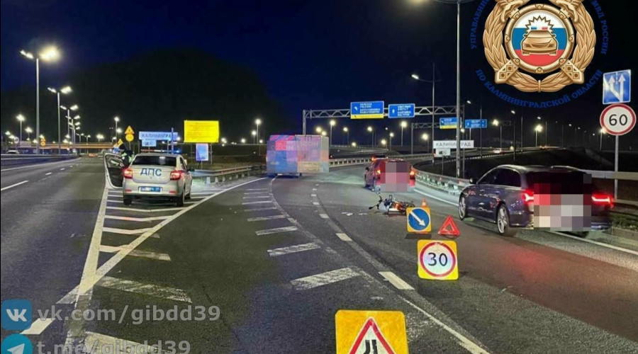 На Приморском кольце водитель электровелосипеда столкнулся с грузовиком при перестроении