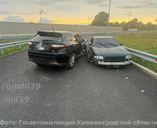 В Калининграде на недостроенном участке Северного обхода столкнулись Audi и Toyota