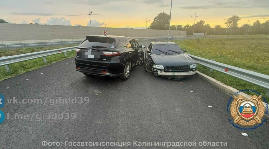 В Калининграде на недостроенном участке Северного обхода столкнулись Audi и Toyota
