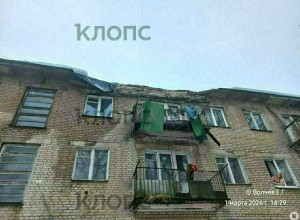 Балкон разрушен, у подъезда — завалы: под Калининградом крыша не выдержала веса льда (фото инцидента)