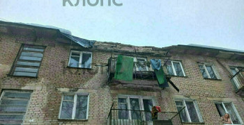 Балкон разрушен, у подъезда — завалы: под Калининградом крыша не выдержала веса льда (фото инцидента)