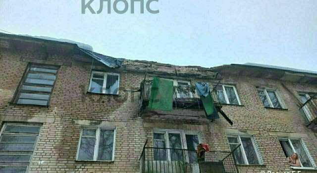 Балкон разрушен, у подъезда — завалы: под Калининградом крыша не выдержала веса льда (фото инцидента)