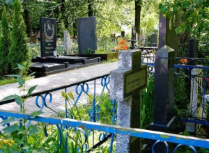 Дополнительные автобусы к кладбищам запустят в Калининграде на Радоницу