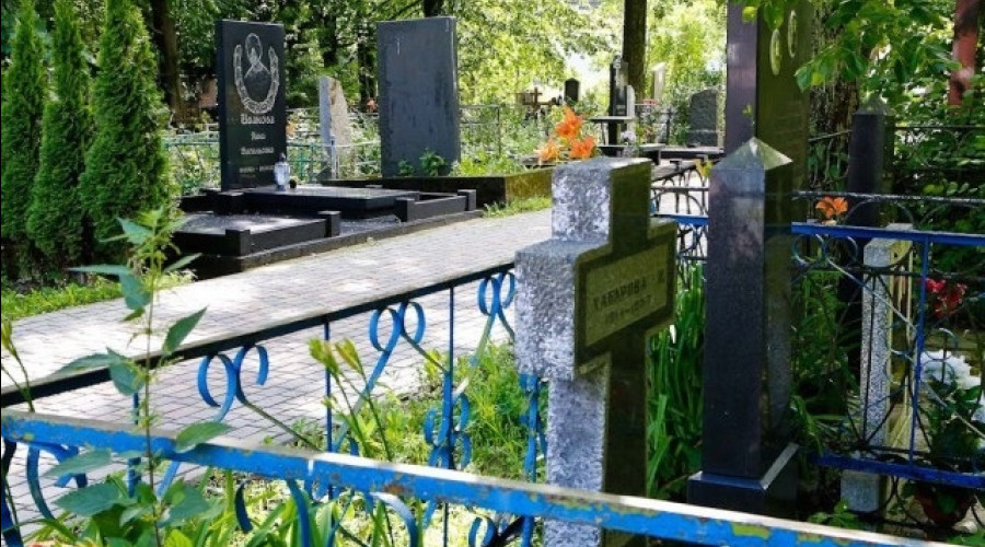 Дополнительные автобусы к кладбищам запустят в Калининграде на Радоницу