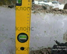 Балкон разрушен, у подъезда — завалы: под Калининградом крыша не выдержала веса льда (фото инцидента)