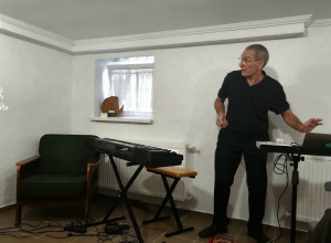 В старинной калининградской вилле музыкант создает живое сопровождение для немого кино