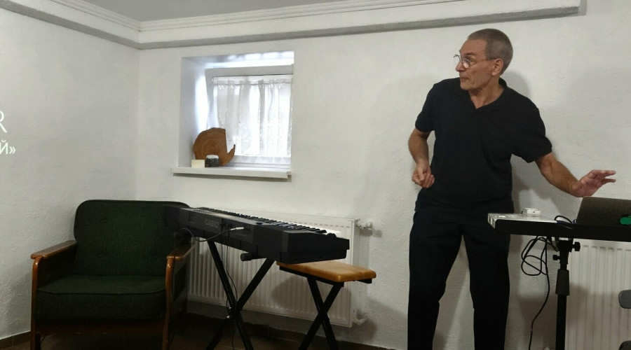 В старинной калининградской вилле музыкант создает живое сопровождение для немого кино
