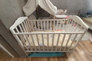 Продам кроватку с матрасом и стульчик-качель