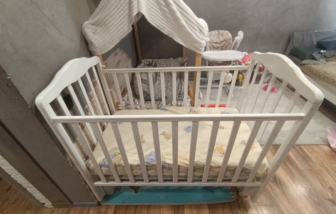 Продам кроватку с матрасом и стульчик-качель