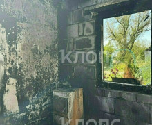 Жители посёлка под Нестеровом лишились крова из-за пожара и вынуждены обитать в заброшенном строении