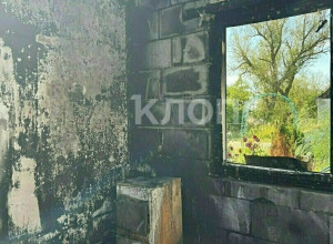Жители посёлка под Нестеровом лишились крова из-за пожара и вынуждены обитать в заброшенном строении