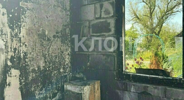 Жители посёлка под Нестеровом лишились крова из-за пожара и вынуждены обитать в заброшенном строении