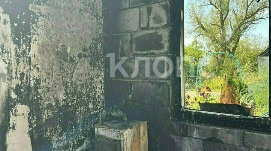 Жители посёлка под Нестеровом лишились крова из-за пожара и вынуждены обитать в заброшенном строении