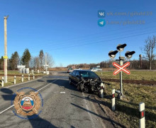 На железнодорожном переезде в Кострово автомобиль столкнулся с рельсобусом