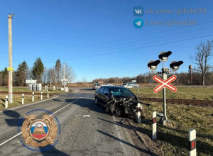 На железнодорожном переезде в Кострово автомобиль столкнулся с рельсобусом