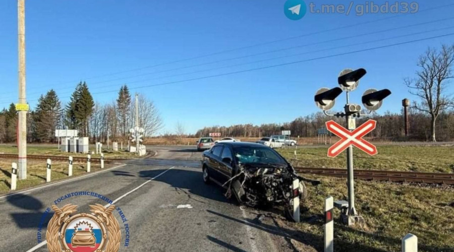 На железнодорожном переезде в Кострово автомобиль столкнулся с рельсобусом