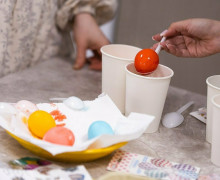 В трапезной храма Константина и Елены готовят куличи и красят яйца к Пасхе