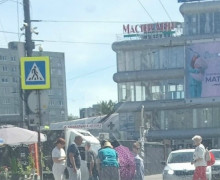 На пешеходном переходе у ТЦ «Южный» в Калининграде самокатчик сбил женщину