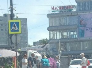 На пешеходном переходе у ТЦ «Южный» в Калининграде самокатчик сбил женщину