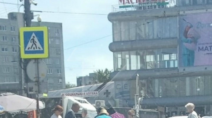 На пешеходном переходе у ТЦ «Южный» в Калининграде самокатчик сбил женщину