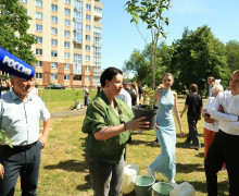 Выпускники-медалисты высадили 150 кустов сирени у Летнего озера в Калининграде