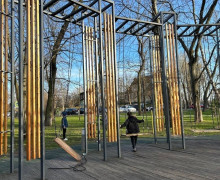 В сквере «Вектор» в Зеленоградске сломаны недавно отремонтированные лавочки-качели