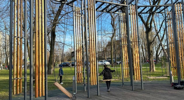 В сквере «Вектор» в Зеленоградске сломаны недавно отремонтированные лавочки-качели